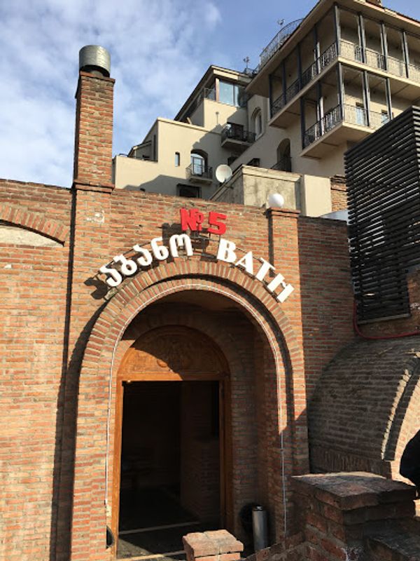 ジョージア・Tbilisi「ワインとヒンカリ」の写真：ガイドブックにも載ってる温泉のNo.5。...