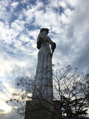 ジョージの母像と、暮れゆくトビリシの街です。