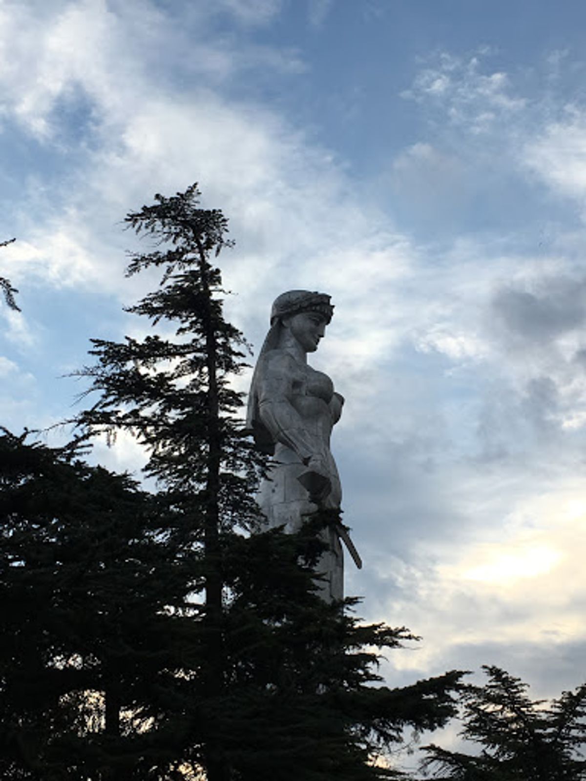 ジョージの母像と、暮れゆくトビリシの街です。