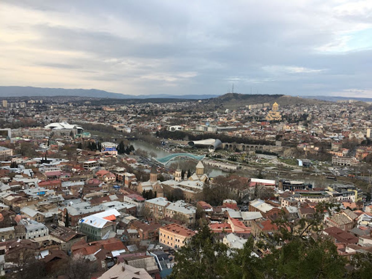 ジョージの母像と、暮れゆくトビリシの街です。