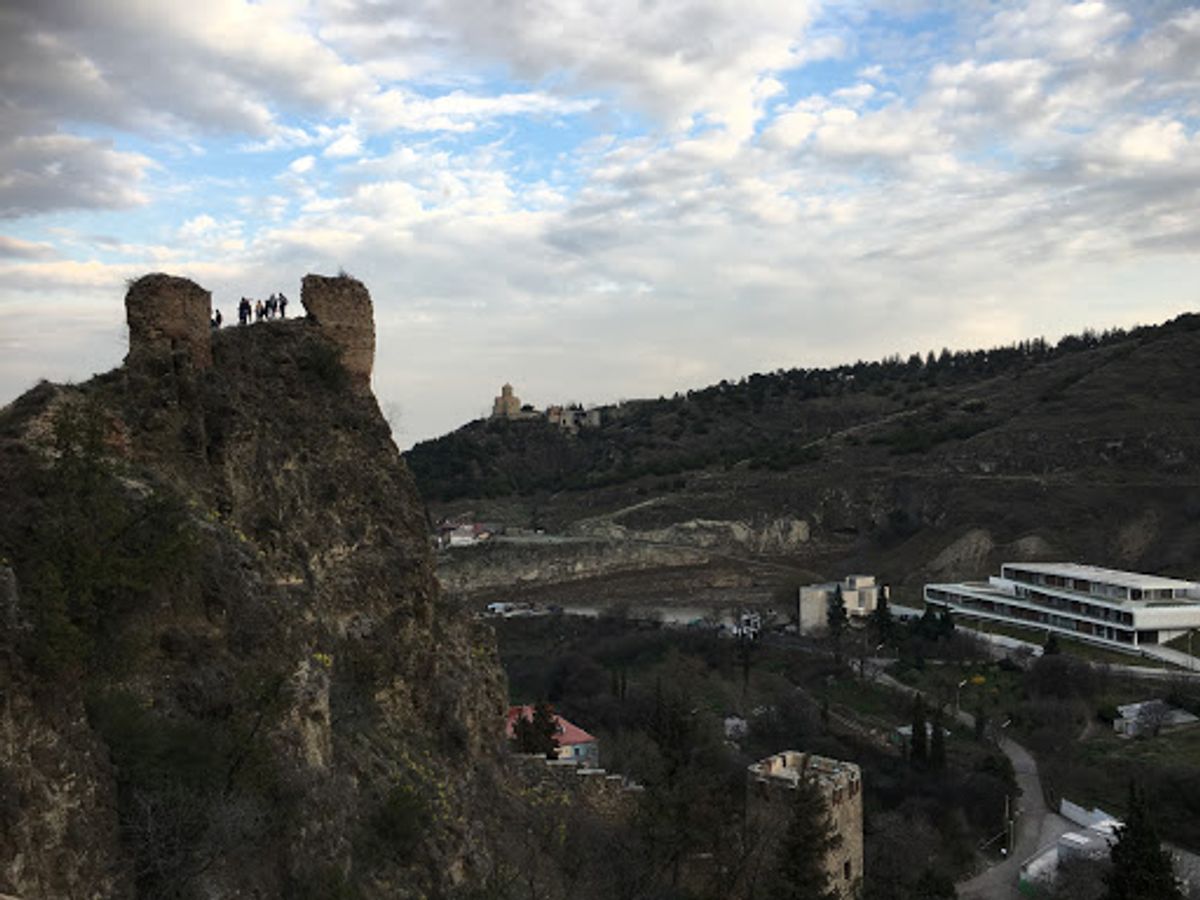 ジョージの母像と、暮れゆくトビリシの街です。