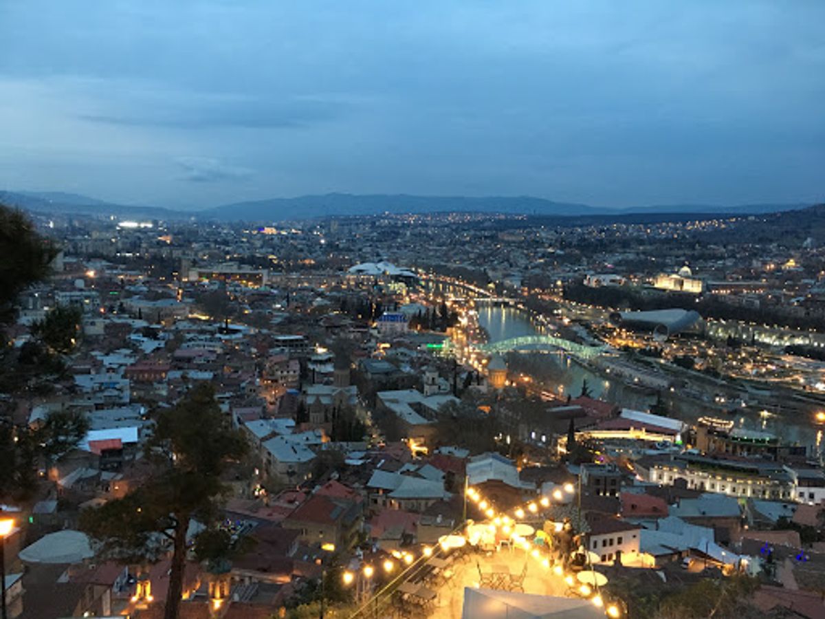 筆舌に尽くしがたい、トビリシの夜景