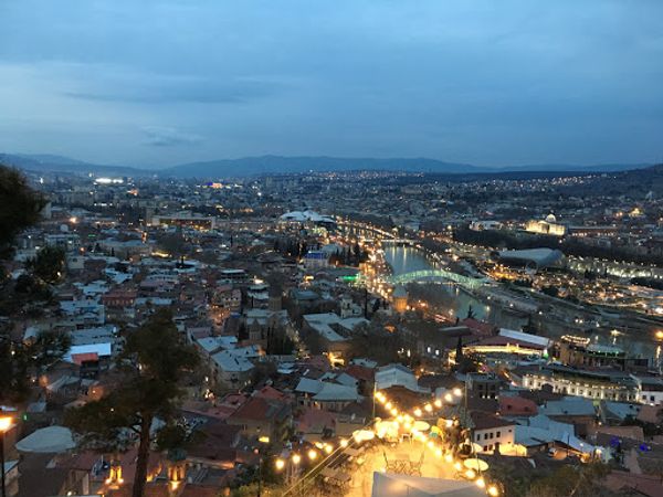 ジョージア・Tbilisi「ワインとヒンカリ」の写真：筆舌に尽くしがたい、トビリシの夜景
