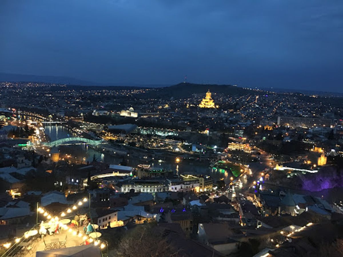 筆舌に尽くしがたい、トビリシの夜景