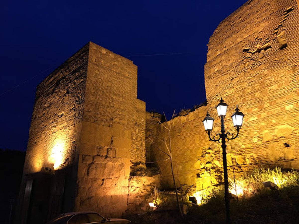 筆舌に尽くしがたい、トビリシの夜景