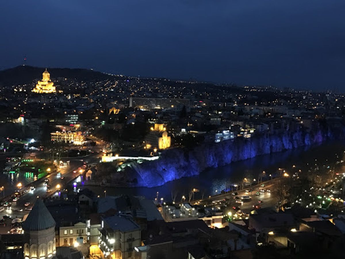 筆舌に尽くしがたい、トビリシの夜景