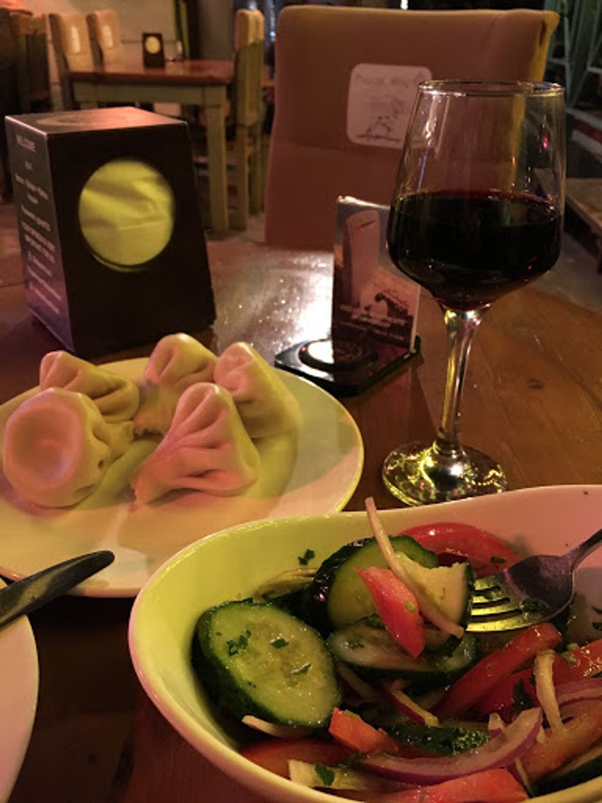 晩御飯はヒンカリ。1ピーズいくら、だったけど、最低5個からと言われる。それ...