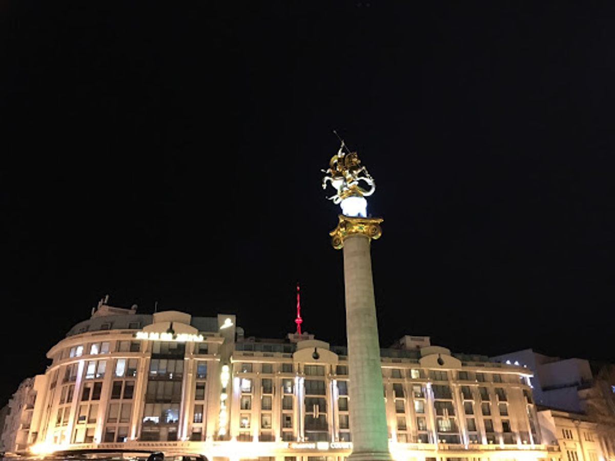 晩御飯はヒンカリ。1ピーズいくら、だったけど、最低5個からと言われる。それ...