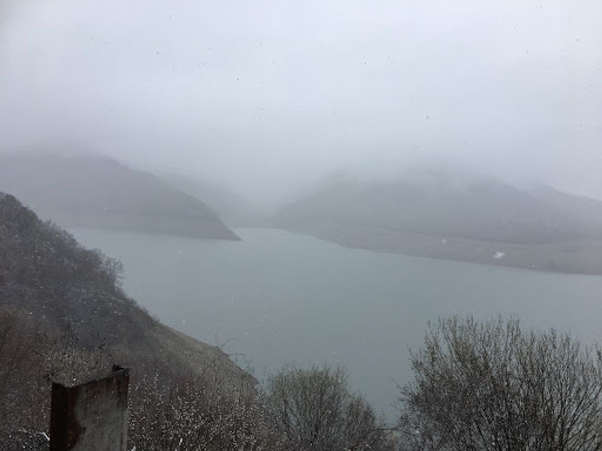 翌日はカズベキに行くツアーに参加したが、まさかの雪…。行き先が急遽変更にな...