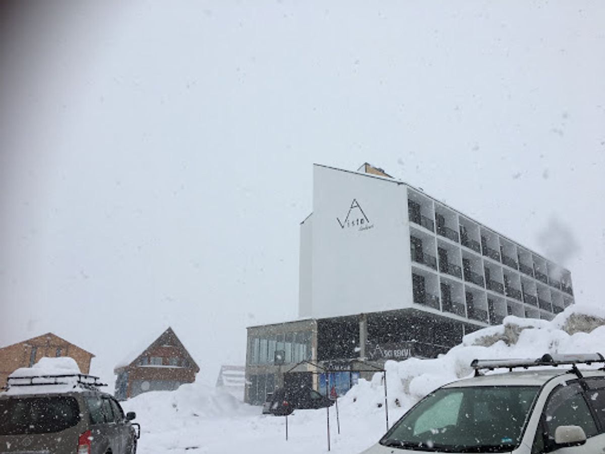 翌日はカズベキに行くツアーに参加したが、まさかの雪…。行き先が急遽変更にな...