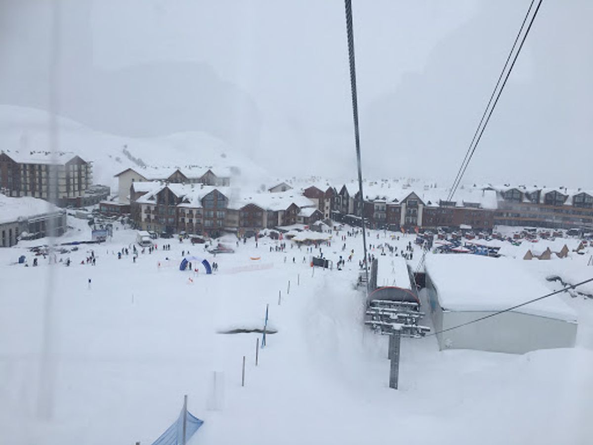 翌日はカズベキに行くツアーに参加したが、まさかの雪…。行き先が急遽変更にな...