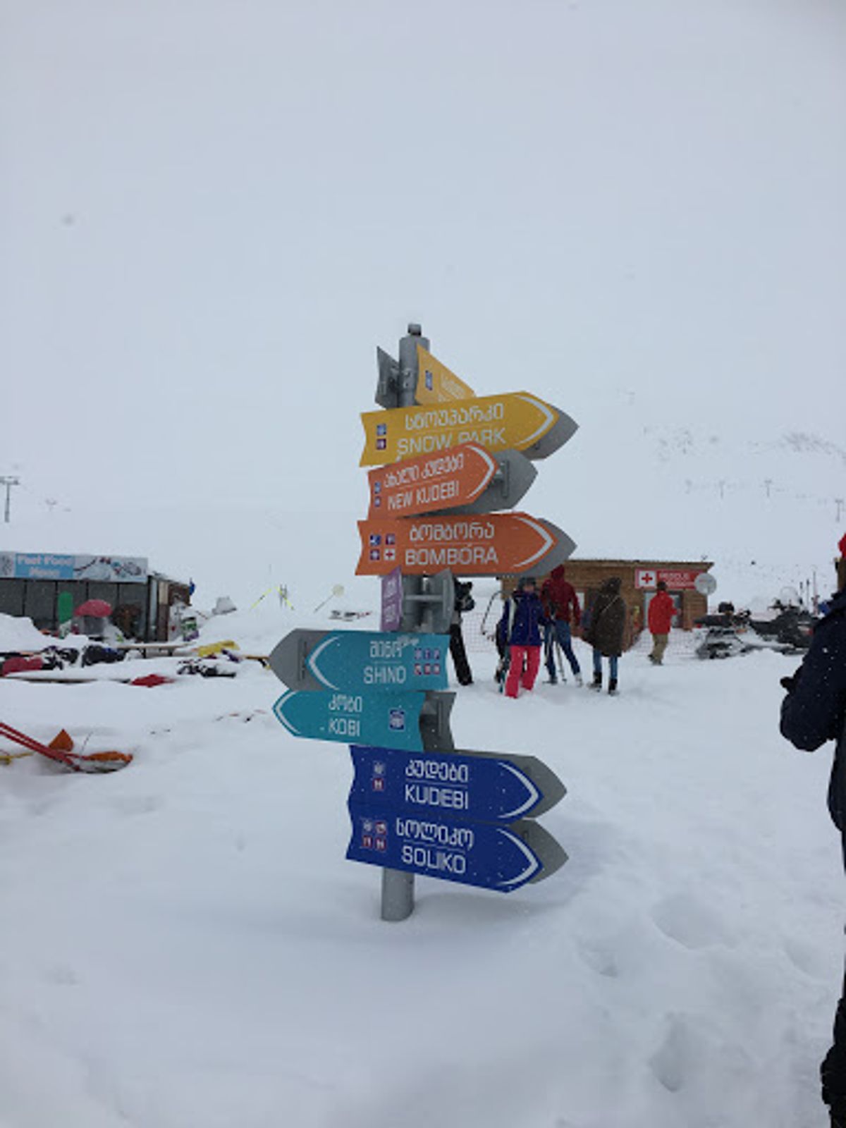 翌日はカズベキに行くツアーに参加したが、まさかの雪…。行き先が急遽変更にな...
