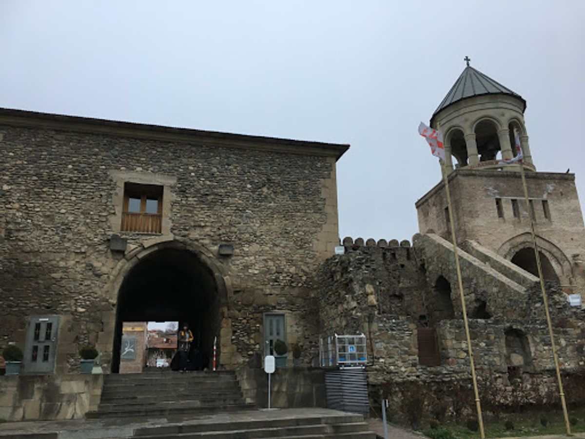 スキー場で食べたハルチョー。辛口の。美味しかった。後はトビリシ近郊の教会。...