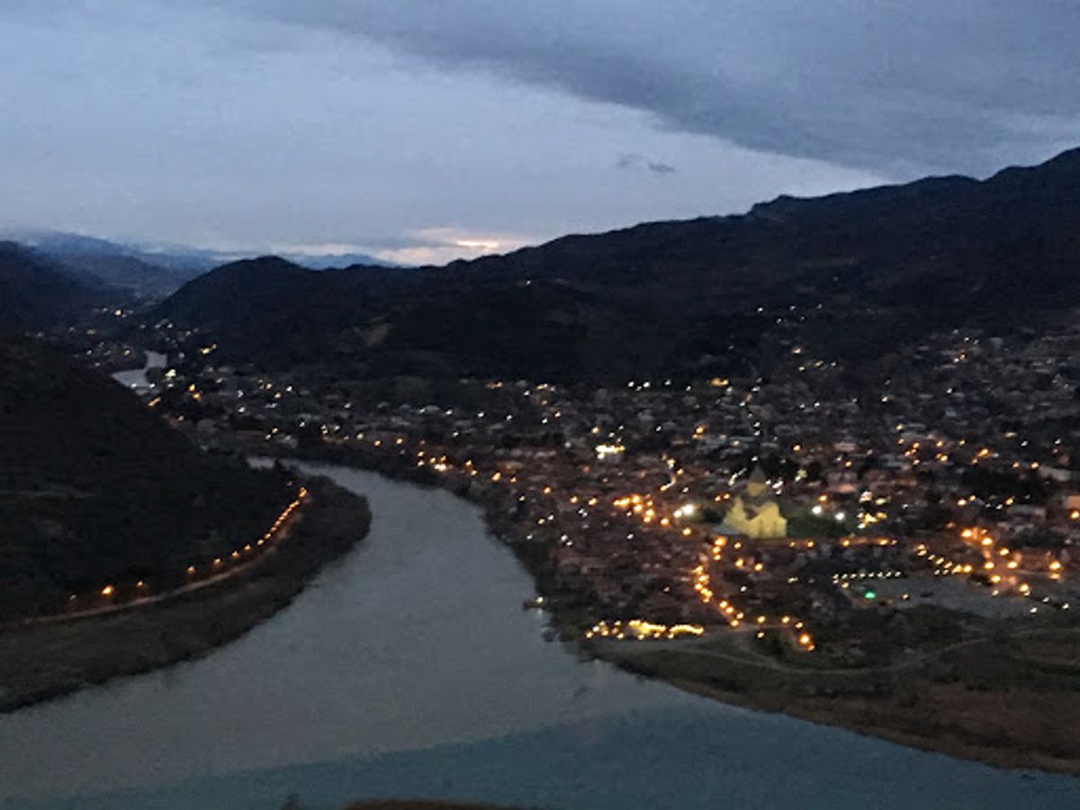 Mtakheta。2色の川が交わるところ。教会はJvari Monaste...