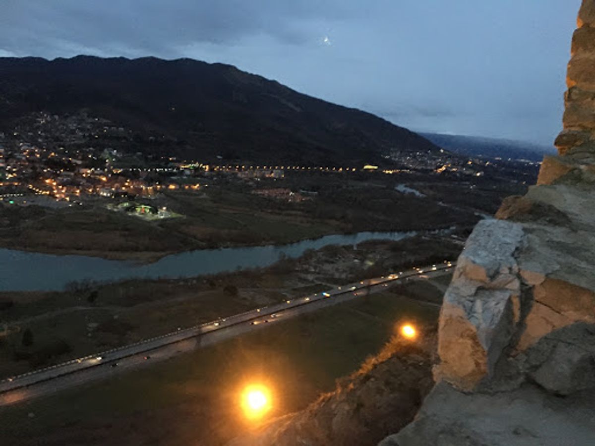 Mtakheta。2色の川が交わるところ。教会はJvari Monaste...