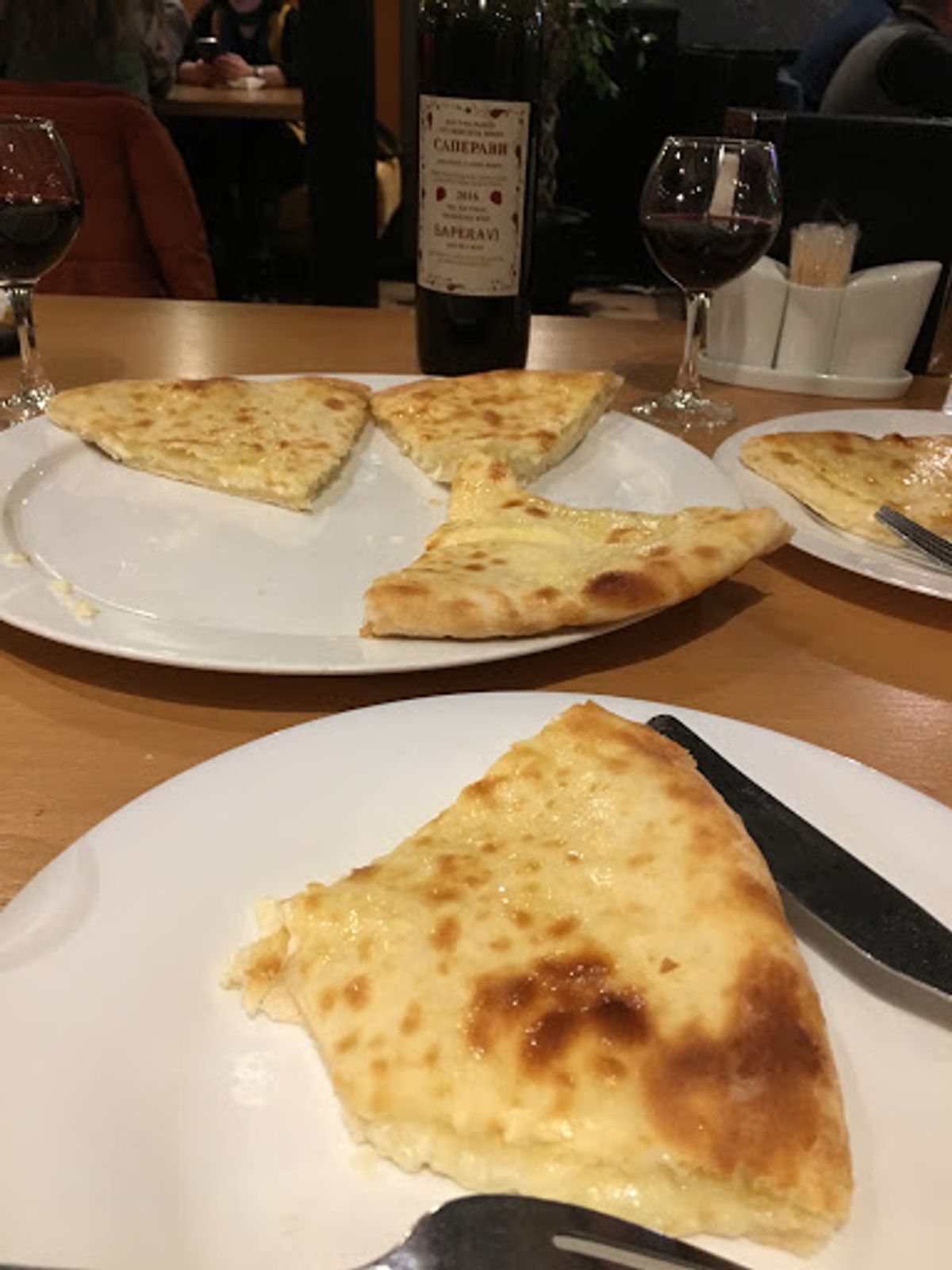 晩ご飯はツアーで知り合ったフィリピンの女の子たちと。一緒だとワインもボトル...