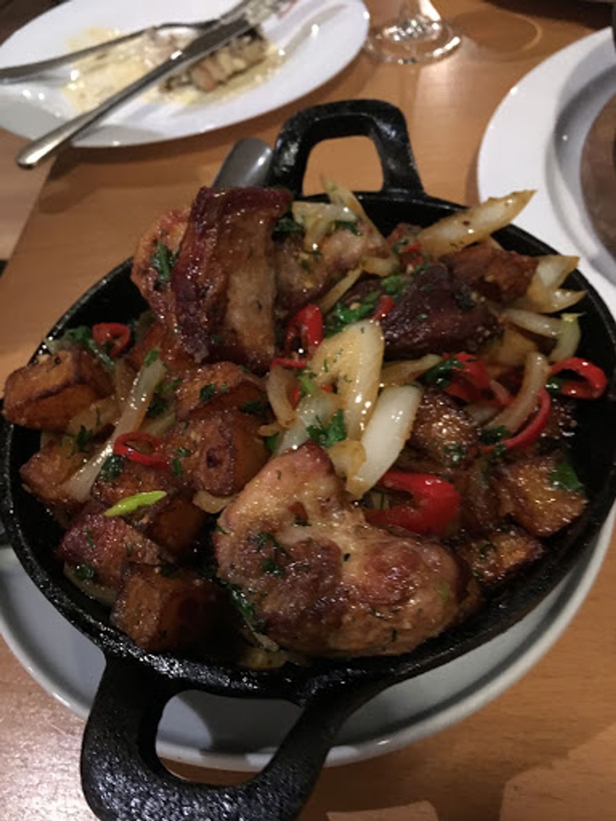 晩ご飯はツアーで知り合ったフィリピンの女の子たちと。一緒だとワインもボトル...