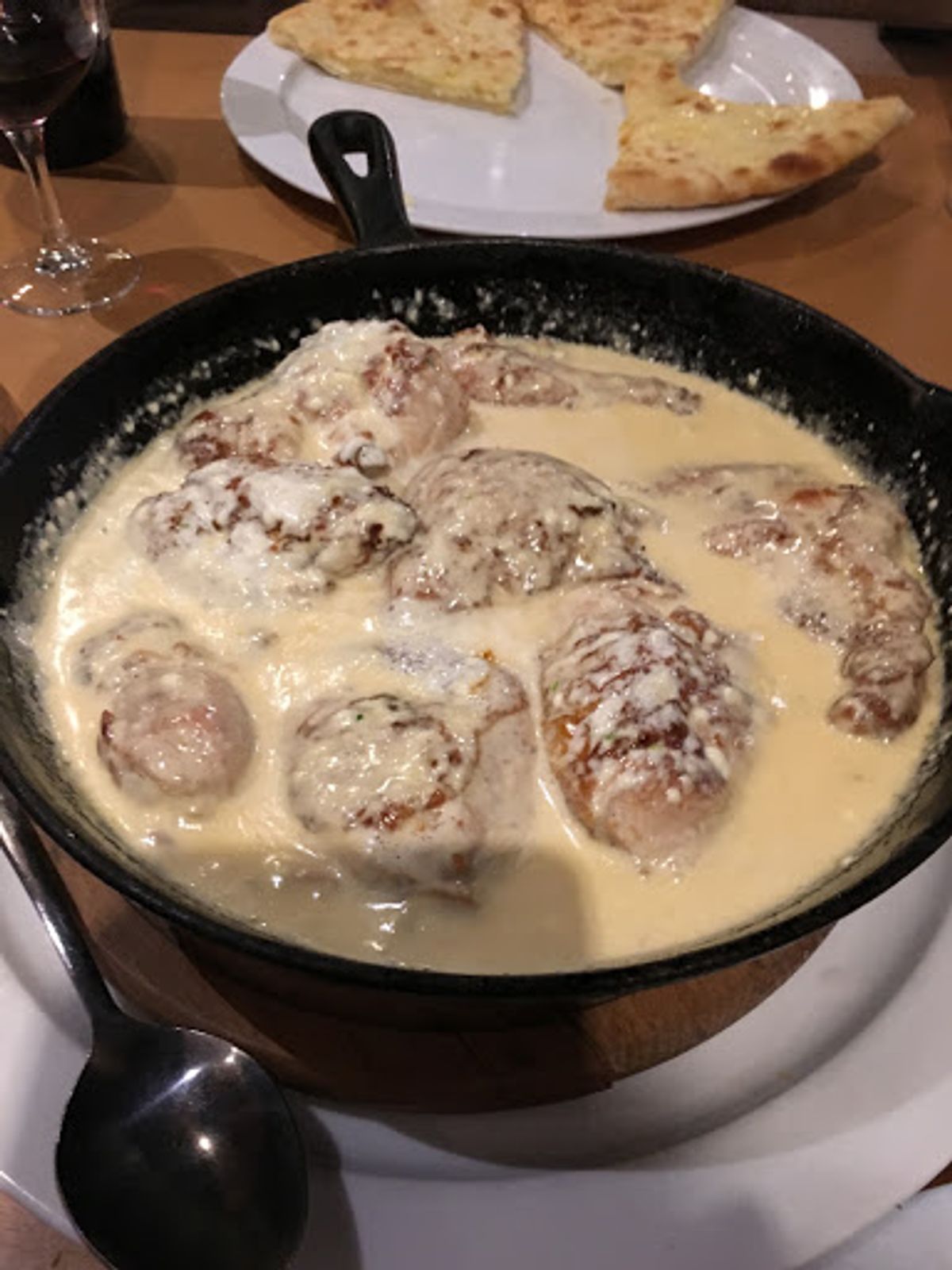 晩ご飯はツアーで知り合ったフィリピンの女の子たちと。一緒だとワインもボトル...