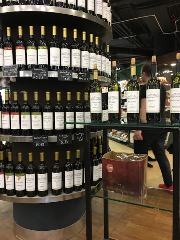 ジョージア・Tbilisi「ワインとヒンカリ」の写真：スーパーで売られているワインの種類はさす...