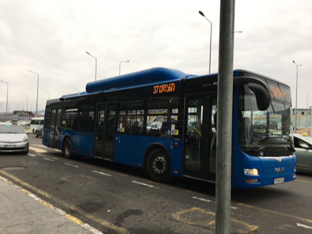 空港へ。市内からバスで20円くらいだったと思う。