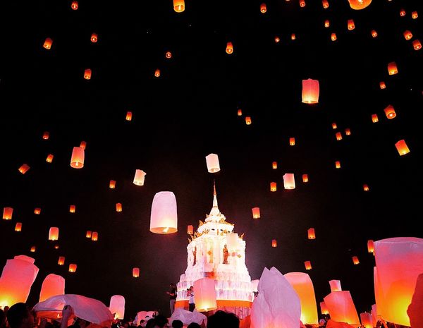 タイ・チェンマイ「タイ  コムローイ祭り」の写真：コムローイ祭り〜