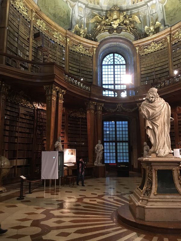 オーストリア・ウイーン「家族初めての海外旅行 世界で一番美しい図書館」の写真