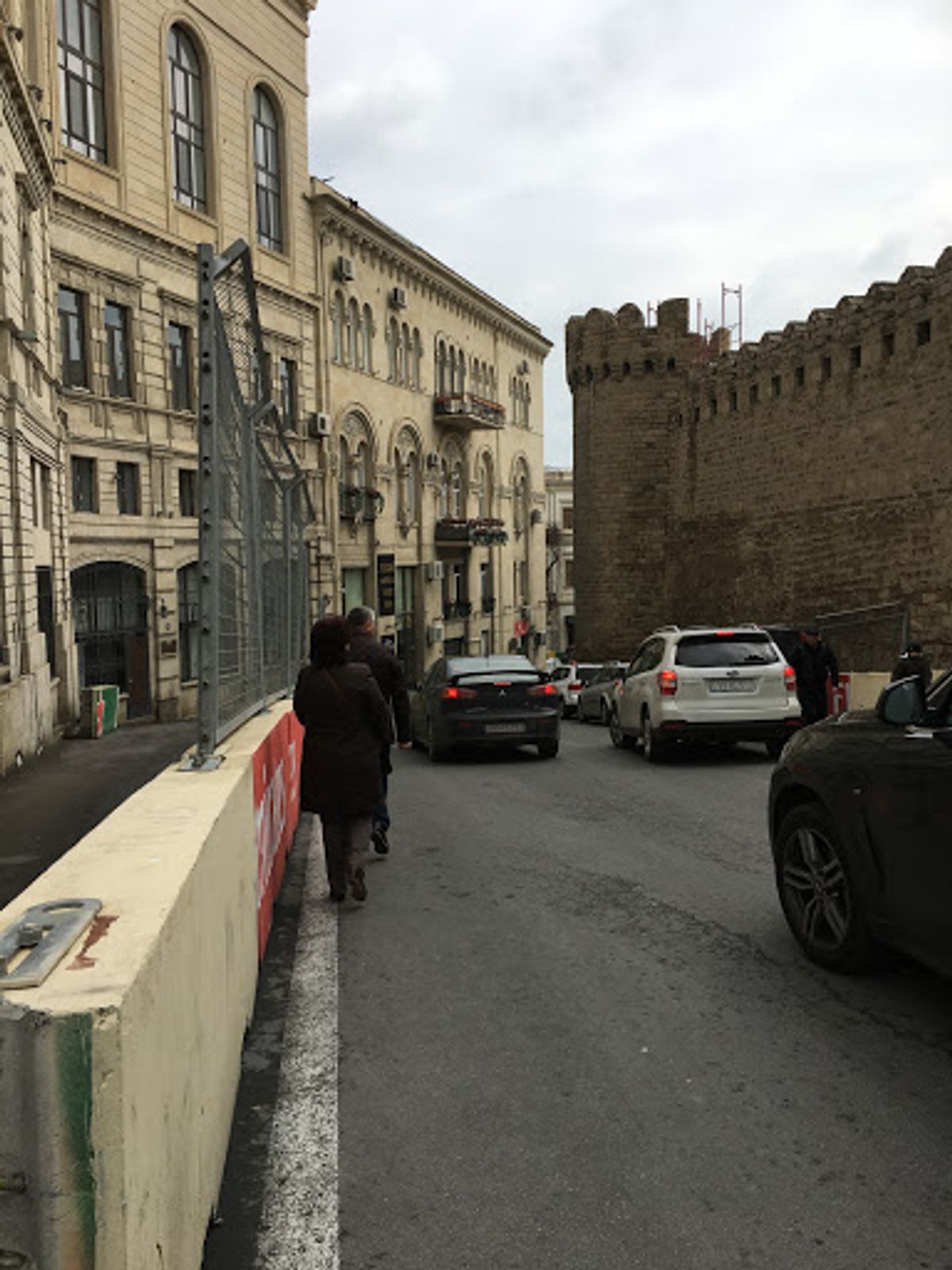 桜に似た花はたぶんアーモンドの花かも。バクーはF1会場でもあるので、名残と...