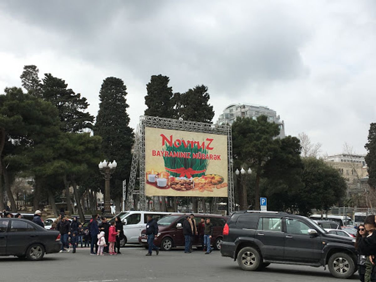 桜に似た花はたぶんアーモンドの花かも。バクーはF1会場でもあるので、名残と...