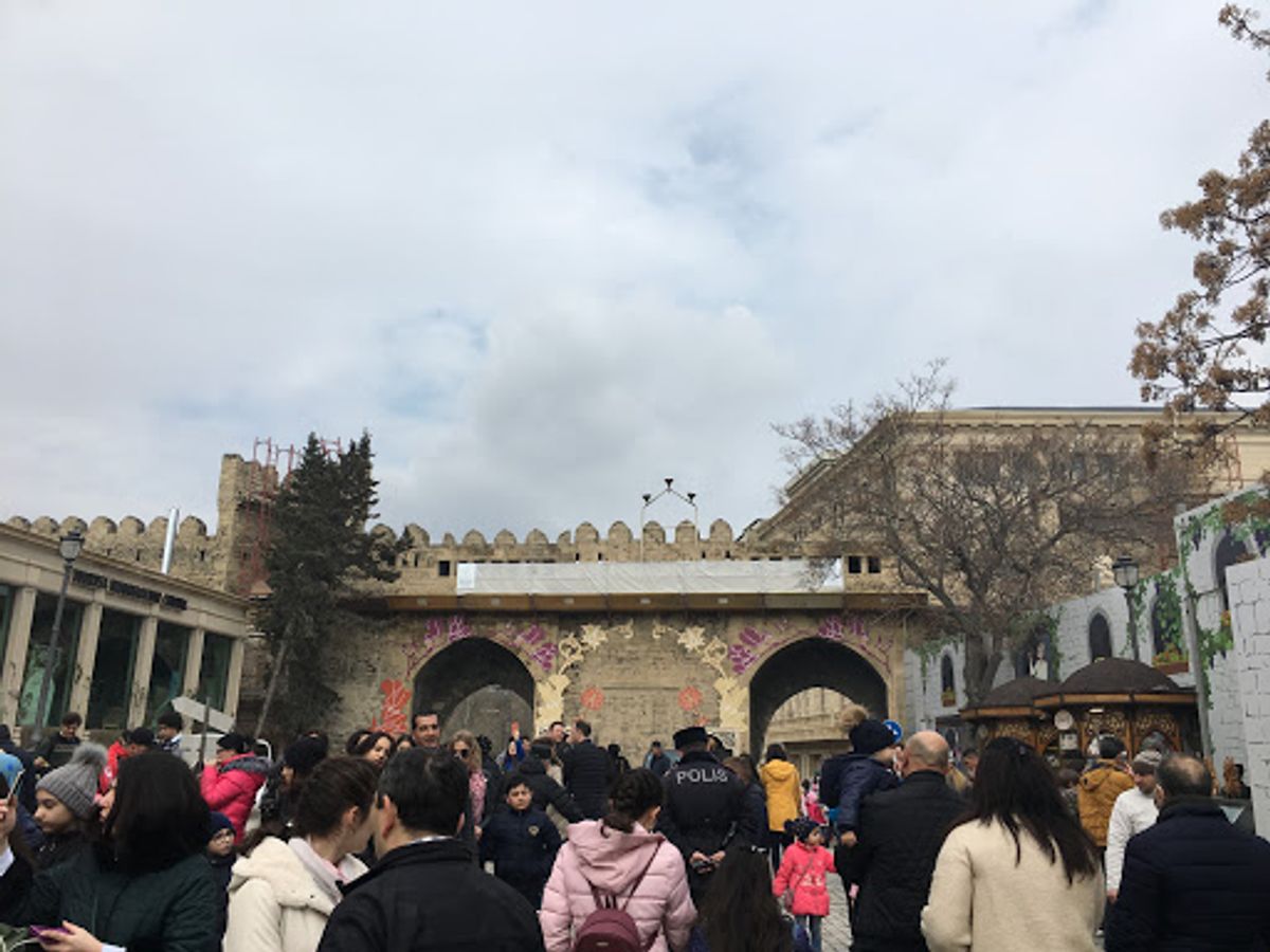 桜に似た花はたぶんアーモンドの花かも。バクーはF1会場でもあるので、名残と...