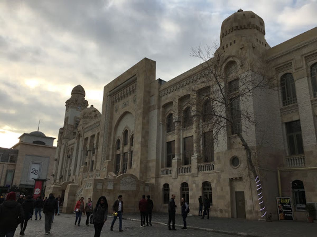 バクーの駅。昔駅舎だった、世界一のKFCは今はもう営業してないと聞いて衝撃...