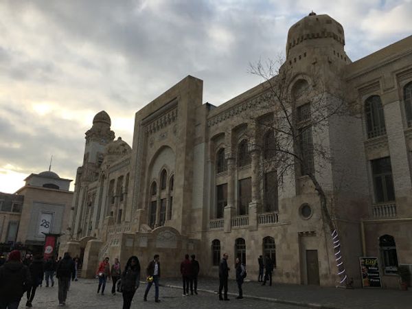 アゼルバイジャン・Bakı「アゼルバイジャンで春のお祭り、Novruz」の写真：バクーの駅。昔駅舎だった、世界一のKFC...