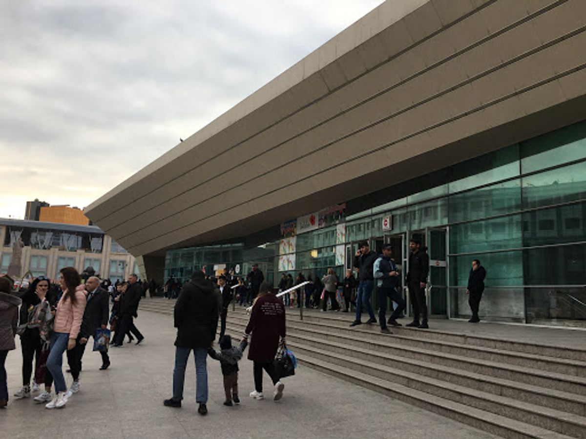 バクーの駅。昔駅舎だった、世界一のKFCは今はもう営業してないと聞いて衝撃...