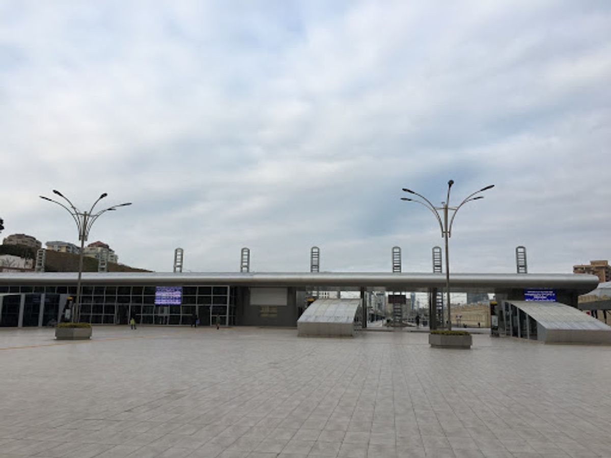 バクーの駅。昔駅舎だった、世界一のKFCは今はもう営業してないと聞いて衝撃...