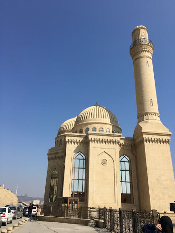 アゼルバイジャン・Bakı「アゼルバイジャンで春のお祭り、Novruz」の写真：バクーで一番大きなモスク、目に前にはカスピ海。