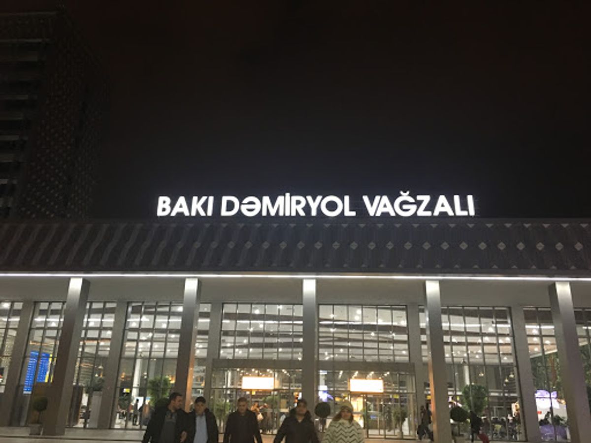 夜行列車でバクーからトビリシへ移動します！
コンパートメントは結構暑かった...