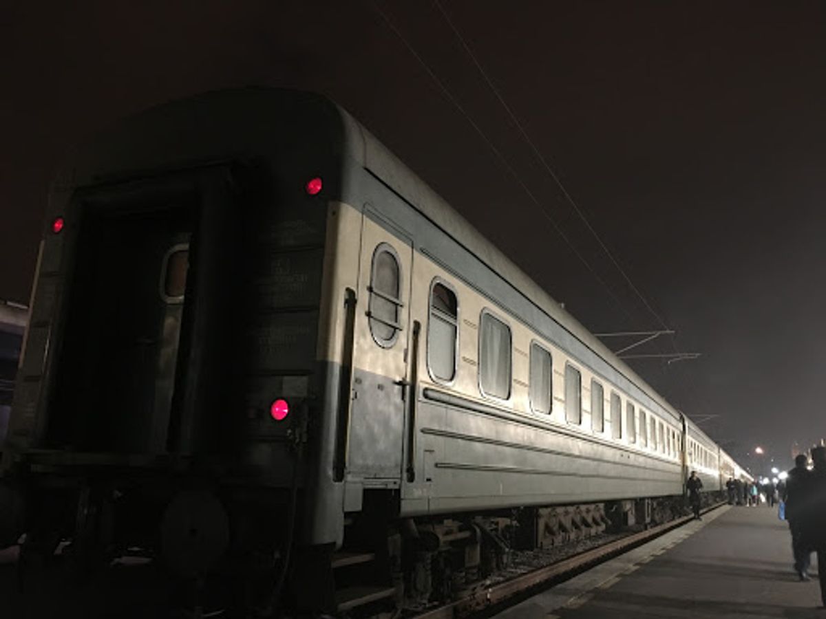 夜行列車でバクーからトビリシへ移動します！
コンパートメントは結構暑かった...