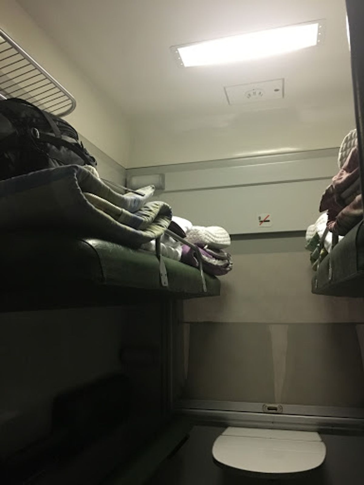 夜行列車でバクーからトビリシへ移動します！
コンパートメントは結構暑かった...