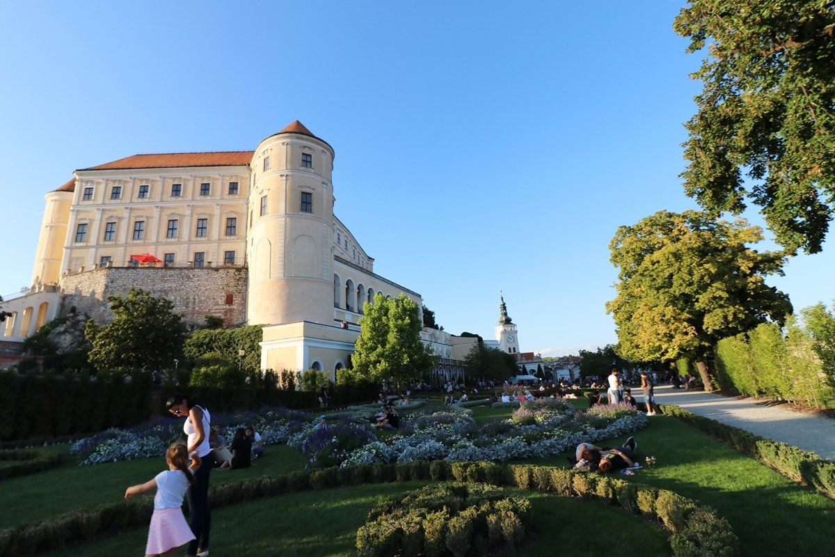 2018年9月、チェコ南東部にある国境の町ミクロフ(Mikulov)で行わ...