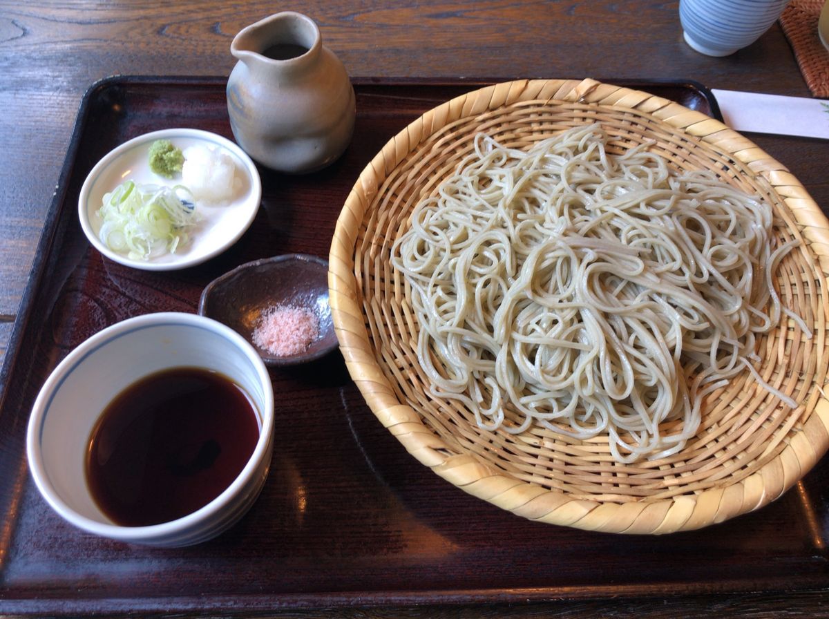 戸隠と言えばやっぱり蕎麦。
鏡池入り口にある「そばの実」で十割蕎麦と天ぷら...