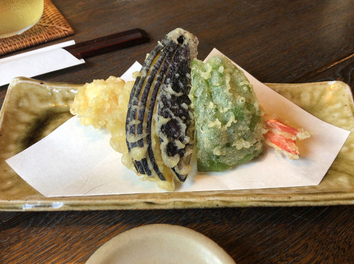 戸隠と言えばやっぱり蕎麦。
鏡池入り口にある「そばの実」で十割蕎麦と天ぷら...