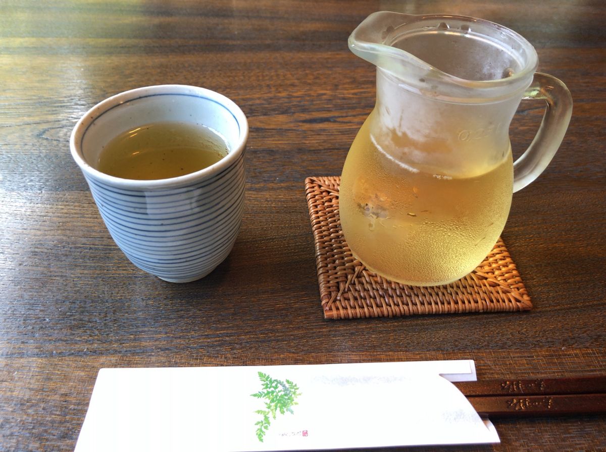 戸隠と言えばやっぱり蕎麦。
鏡池入り口にある「そばの実」で十割蕎麦と天ぷら...