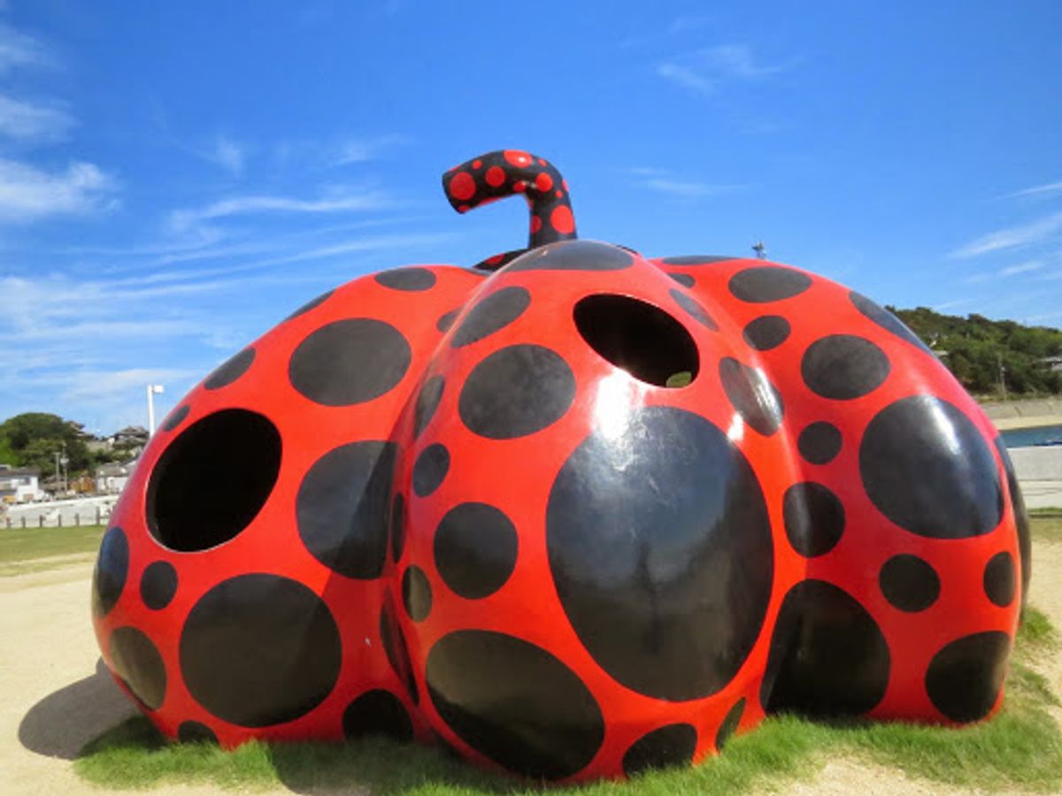 中に入って穴から見る瀬戸内の海。