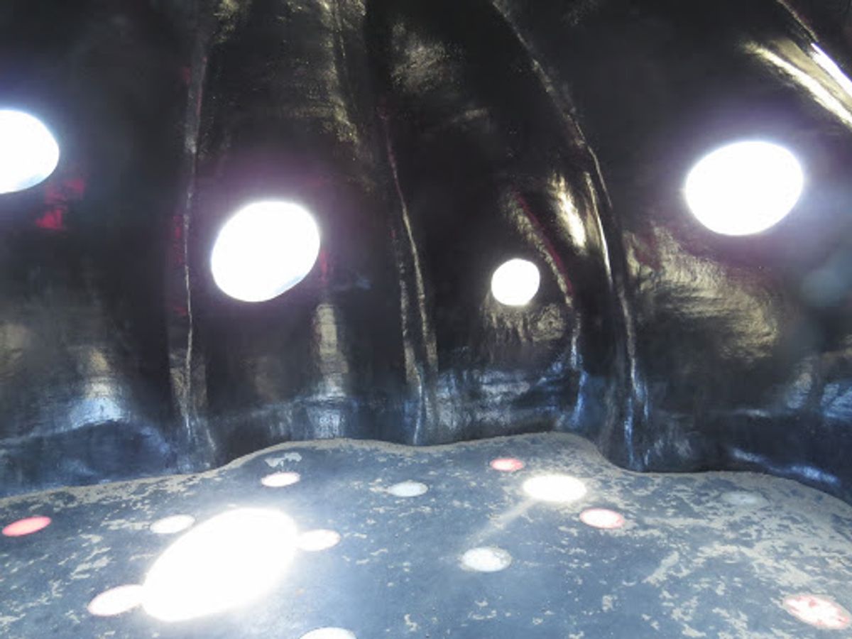 中に入って穴から見る瀬戸内の海。