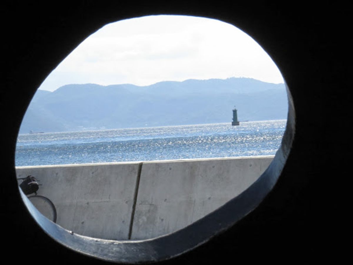 中に入って穴から見る瀬戸内の海。