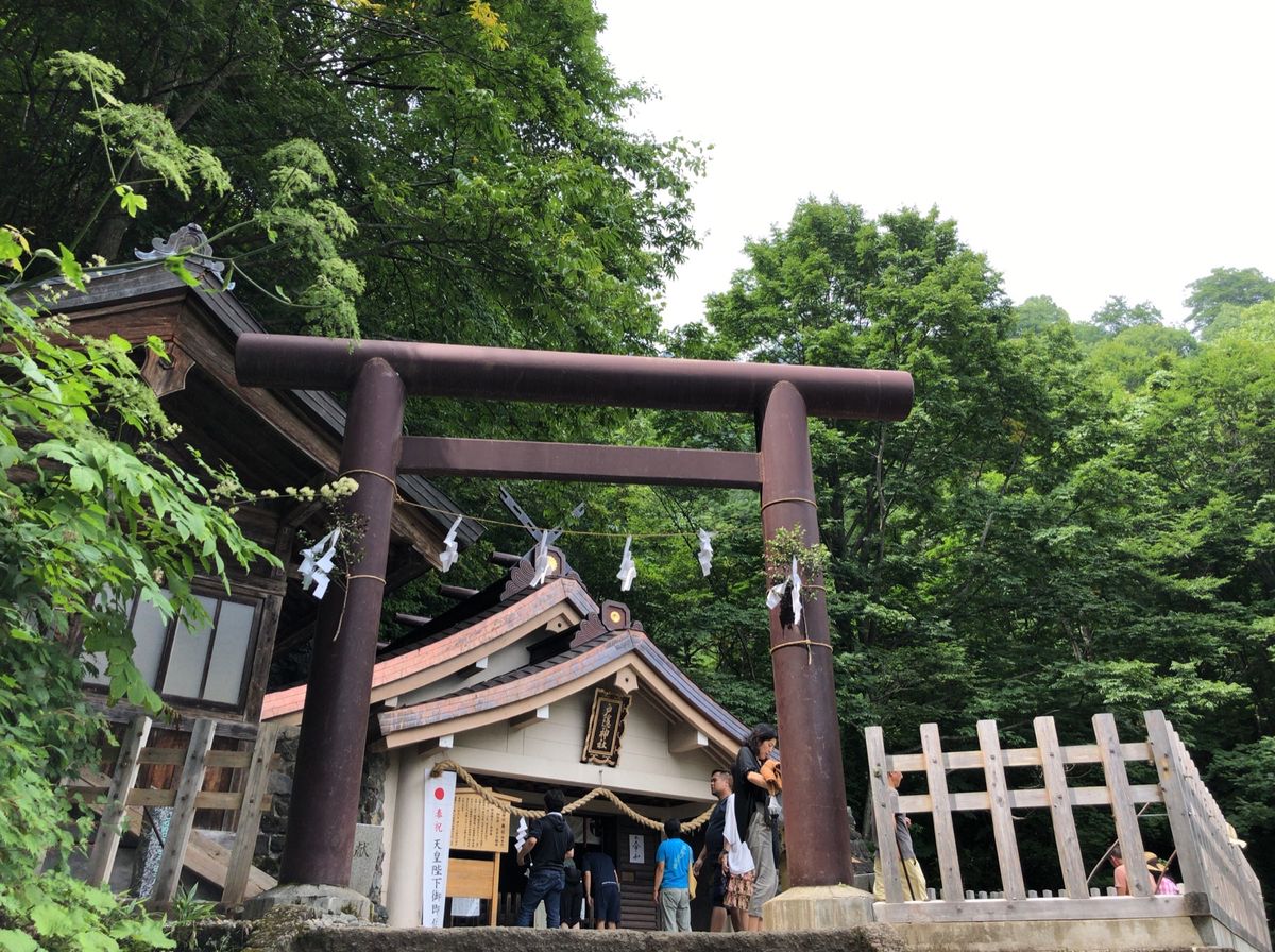 戸隠奥社を参拝。参道の杉並木は立派を通り越して神秘的な感じを受けます。数百...