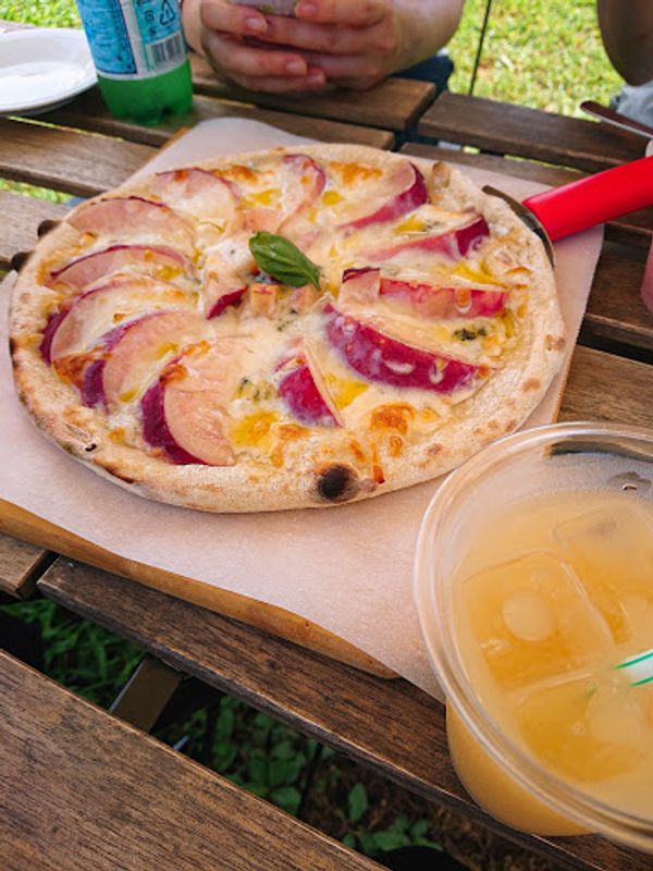 日本・山梨市「桃と滝の山梨夏旅」の写真：桃ピザ🍑と桃パフェ🍑