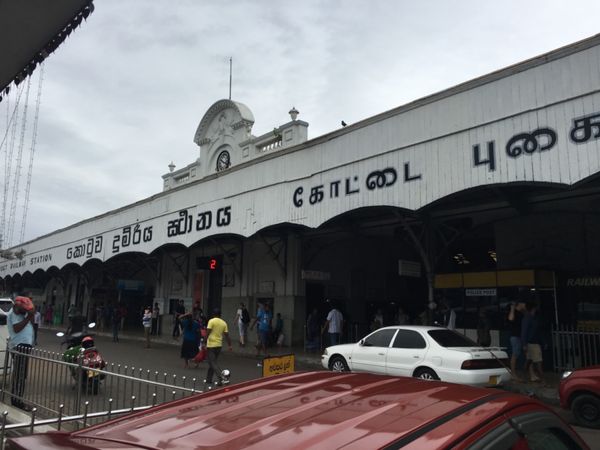 スリランカ・コロンボ「2018スリランカ一周」の写真：コロンボ、フォート駅から電車に乗車し、城...