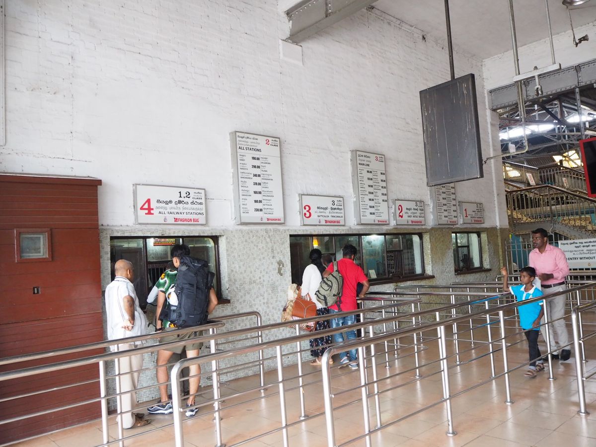 コロンボ、フォート駅から電車に乗車し、城塞都市ゴール(Galle)へ向かう...