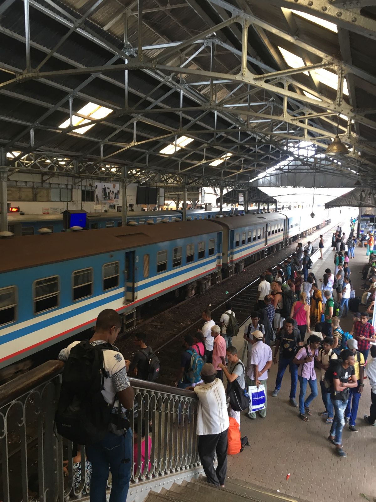 コロンボ、フォート駅から電車に乗車し、城塞都市ゴール(Galle)へ向かう...