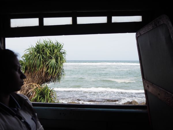 スリランカ・コロンボ「2018スリランカ一周」の写真：コロンボからゴールへ向かう電車は、ずっと...